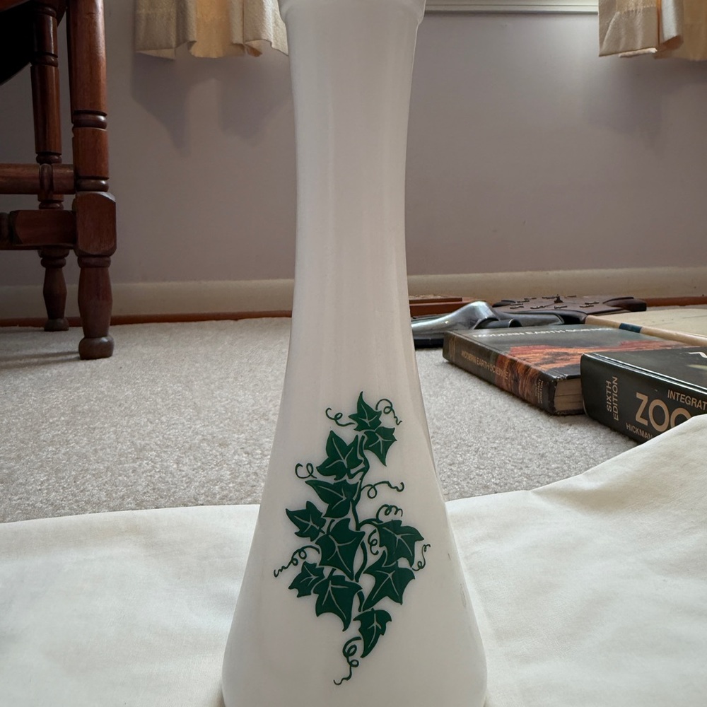 🤍 Vintage Milk Glass Vase w/ Ivy Design